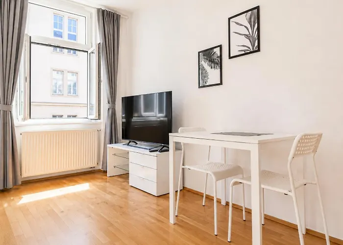 Comfortable 3br Aprt, Next To Belvedere, Ideal For Long Daire *